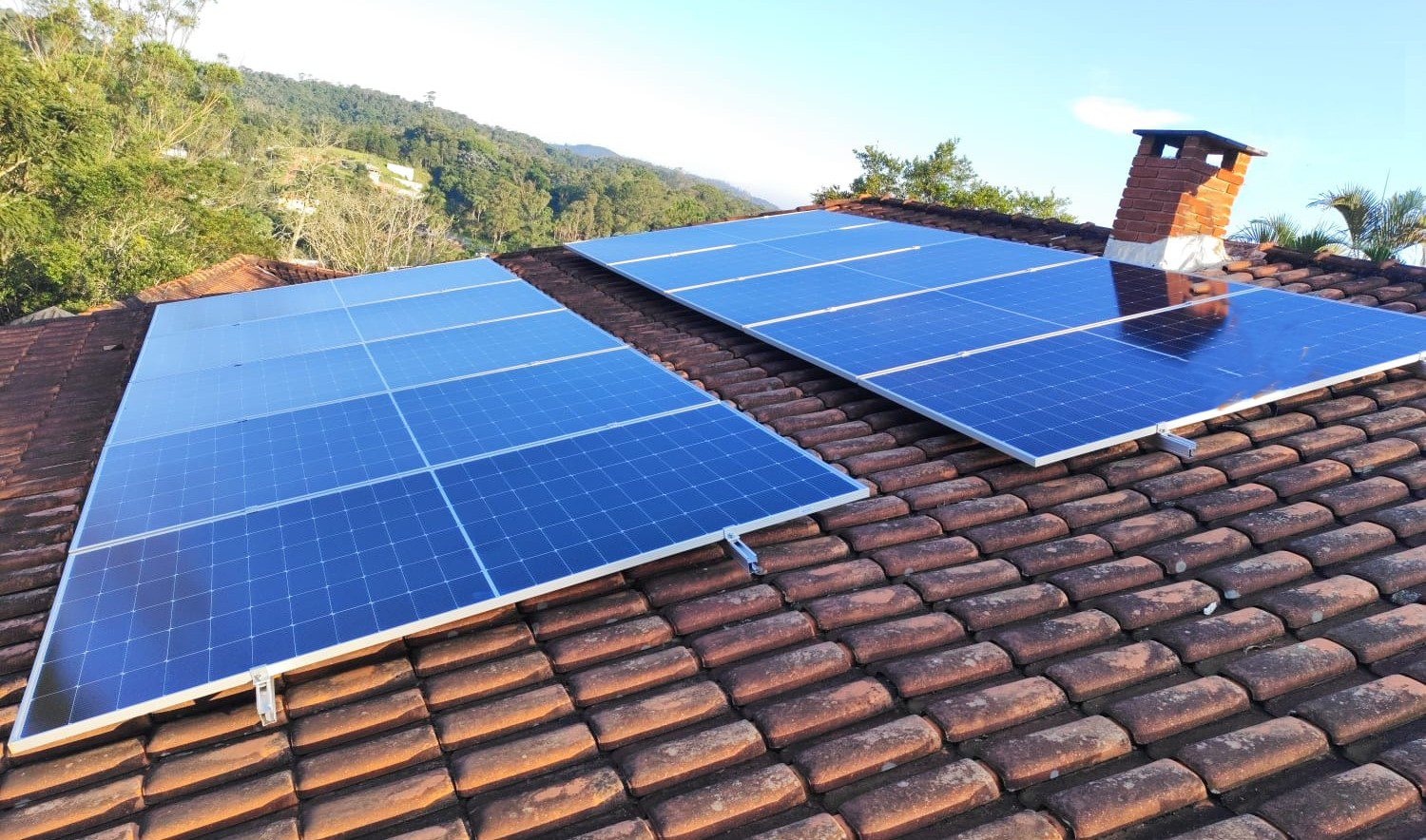Painéis solares em telhado residencial